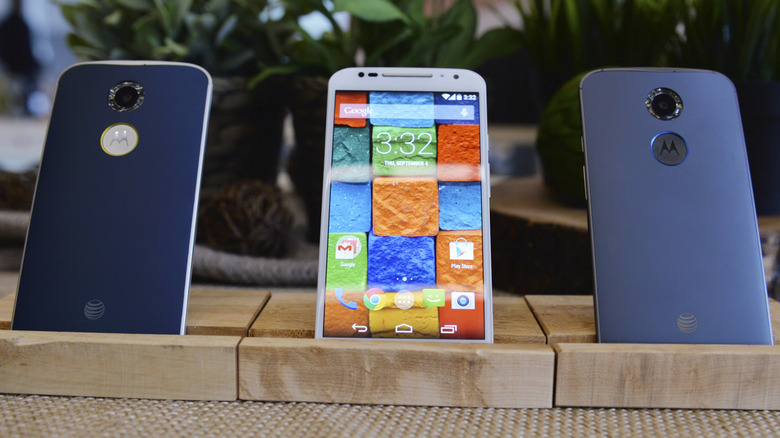 Three Moto X (2014) smartphones